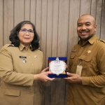 Pj Wali Kota Kediri Zanariah dan Kepala Dinas Pendidikan M. Anang Kurniawan saat menunjukkan Penghargaan. Foto: Ist.