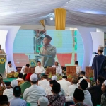 Bupati Gresik Fandi Akhmad Yani memberikan sambutan saat hadiri haul  KH Muhammad Sholeh Tsani. Foto: SYUHUD/BANGSAONLINE.com