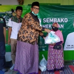 Suasana pembagian sembako oleh Ketua DPC PKB Pamekasan dengan tetap  mengutamakan physical distancing.