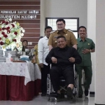 Bupati Kediri, Hanindhito Himawan Pramana, saat mendorong Dodi Purwanto selaku Ketua DPRD Kabupaten Kediri yang duduk di kursi roda. Foto: Ist