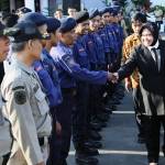 Wali Kota Surabaya Tri Rismaharini saat menyalami sebagai tanda ucapan selamat bertugas kepada petugas PMK. foto:humas 