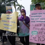 Puluhan aktivis perempuan saat berdemo di depan kantor Pemkab Jombang, Rabu (7/12). foto: RONY S/ BANGSAONLINE