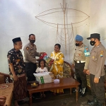 Faizatun Nuril Qomariyah saat menerima bantuan dari Polres Probolinggo. 