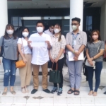 Lima korban didampingi kuasa hukumnya saat mendatangi Polrestabes Surabaya.