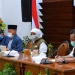  Gubernur Jawa Timur Khofifah Indar Parawansa  saat konferensi pers di Gedung Negara Grahadi, Sabtu (30/5/2020) malam. foto: ist/ bangsaonline.com