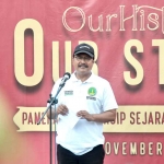 Gus Ipul saat membuka Pameran Foto Arsip Sejarah Kota Pasuruan.