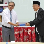 Prof Dr KH Asep Saifuddin Chalim, MA, saling tukar cinderamata dengan Dubes RI Brunei Darussalam Achmad Ubaedillah di Kedutaan Besar RI Brunei Darussalam. Foto: M Mas