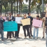 Wartawan di Jember saat menggelar aksi damai mengecam tindakan represif polisi terhadap jurnalis.