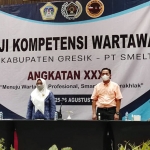 Wabup Bu Min membuka kegiatan UKW Angkatan Ke-32 yang digelar PWI Kabupaten Gresik bekerja sama dengan PWI Jawa Timur di Hotel Horizon GKB Gresik, Rabu (25/8/2021). (foto: ist)