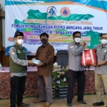 Forum Pengurangan Risiko Bencana Kabupaten Pamekasan dikukuhkan oleh Sekjen FPRB Jawa Timur Sudarmanto di Gedung Bakorwil IX Madura. (foto: ist)