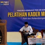 Ketua Pengurus Cabang PMII Surabaya, Moch Fikri Ramadhan, saat membuka giat Pelatihan Kader Menengah yang digelar Komisariat UINSA.