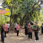 Anggota Komisi III DPRD Kabupaten Mojokerto saat sidak di tanah kas Desa Awang-Awang.