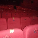 Tempat duduk dalam bioskop yang diberi tanda silang untuk menjaga jarak antar pengunjung. (foto: TRIWIYOGA/ BANGSAONLINE)