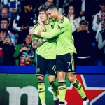 Pemain Man United Alejandro Garnacho dan Cristiano Ronaldo merayakan kemenangan MU. 