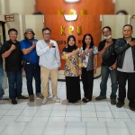 Tim Mappilu PWI Kediri bersama Ketua KPU Kabupaten Kediri, Ninik Sunarmi (berhijab) dan jajaran. Foto: Ist