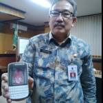 Kadisperindag Jatim Warno Harisasono tunjukkan foto kemasan beras yang diduga berbahan sintetis. (ft: nisa/BANGSAONLINE)