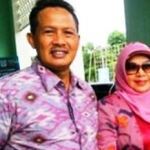 SELAMAT – H. Syamsul Bahri, alumni 1983 Fak Dakwah IAIN Sunan Ampel resmi jadi Kepala Kemenag Jatim. H Syamsul didampingi istri, Hj Lailatul Arofah.
