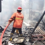Damkar Sidoarjo saat memadamkan api di rumah jalan Brigjen Katamso, Waru, Senin (27/2/2023)