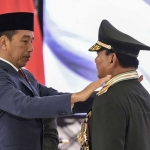 Presiden Jokowi saat menganugrahi Jenderal Kehormatan kepada Prabowo Subianto, Rabu (28/2/2024). Foto: Antara
