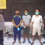 Tiga tersangka yang ditangkap Satresnarkoba Polrestabes Surabaya.