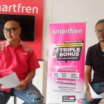 Regional Outlet & Brand Management Smartfren, Kristyawan (kiri), dan Regional Brand Activation Manager North East Java Smartfren, Ales Shela Hadyshara (kanan), saat konferensi pers.