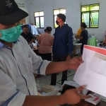 Ketua KPU Lamongan Mahrus Ali menunjukkan contoh surat suara yang rusak. (foto: ist)
