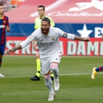 Sergio Ramos berselebrasi usai cetak gol saat lawan Barcelona dalam suatu laga.