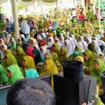 Ribuan ibu-ibu Muslimat NU menghijaukan Kampus Institut KH Abdul Chalim (IKHAC) Pacet Mojokerto Jawa Timur, Ahad (15/3/2020). foto: bangsaonline.com