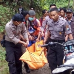 Sejumlah personel TNI Polri dan masyarakat saat mengevakuasi korban.