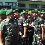 Kepala Staf Angkatan Darat (KASAD) Jendral TNI Gatot Nurmantyo saat melakukan pengecekan prajurit di yonif 521 kediri, Selasa (19/5). (foto: arif kurniawan/BANGSAONLINE)