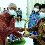 Direktur Utama SBI Lilik Unggul Raharjo (kiri) menerima penghargaan proper emas dari Wakil Presiden RI, Ma’ruf Amin. Foto: Ist.