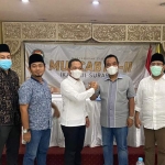 Ketua IKA PMII Surabaya Demisioner, Thoriqul Haq memberikan selamat kepada Mahfud selaku Ketua IKA PMII Surabaya terpilih. foto: ist.