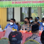 Kapolresta Sidoarjo, Kombes Pol Kusumo Wahyu Bintoro, saat menghadiri kegiatan di Balai Desa Sumput.