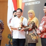 Gubernur Jawa Timur Khofifah Indar Parawansa saat menerima piagam IGA Award dari Mendagri Muhammad Tito Karnavian di Ruang Sasana Bhakti Praja Kemendagri Jakarta, Jumat (23/12).