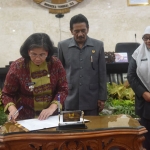 Wali Kota Kediri Zanariah saat menandatangani berita acara disaksikan oleh Ketua DPRD Kota Kediri Gus Sunoto dan Wakil Ketua DPRD Firdaus. Foto: Ist.