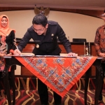 Plt. Wali Kota Pasuruan Raharto Teno Prasetyo, S.T. menandatangani NPHD untuk pelaksanaan Pilwali Pasuruan 2020. 