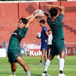 Pemain Persik Kediri saat menggelar latihan di Stadion Brawijaya. Foto: Ist