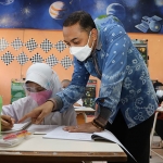 Wali Kota Surabaya, Eri Cahyadi, saat menyaksikan siswa yang sedang belajar.