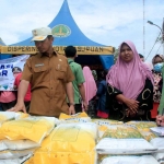 Wakil Wali Kota Pasuruan, Adi Wibowo, saat meninjau harga beras di pasar.