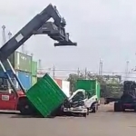 Kondisi kontainer yang menimpa truk di Depo PT BJTI.
