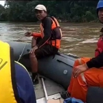 Petugas gabungan saat menyusuri Sungai Brantas menggunakan perahu karet untuk mencari keberadaan bocah yang tenggelam. Foto: Ist