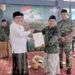 Camat Semboro, Ahmad Fauzi (kiri), saat memberi bantuan kepada pihak MWC NU di wilayahnya.