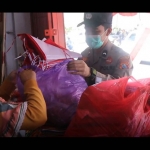 Anggota Polres Madiun saat memborong dagangan bendera pedagang dadakan di tepi jalan.