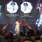 Wakil Bupati Sidoarjo, Subandi, saat menerima penghargaan Kabupaten Layak Anak di Semarang. Foto: Ist
