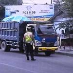 Polisi menghentikan dump truk yang melakukan pelanggaran. foto: zainal abidin/BANGSAONLINE