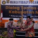 Plt Bupati Nganjuk, Marhaen Djumadi, saat dipasrahi gunungan wayang oleh tokoh masyarakat.