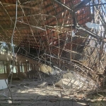 Kondisi atap dan dinding yang ambruk di Gedung Asrama Haji Lamongan.