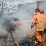 Petugas pemadam kebakaran saat berusaha memadamkan kobaran api pada sebuah kandang di Desa Lerankulon, Kecamatan Palang, Kabupaten Tuban.
