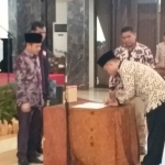 Ketua KPU Bangkalan menyaksikan pedandatangan pakta integritas bagi PPK dan PPS terlantik.