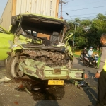 Petugas saat mengevakuasi kendaraan yang terlibat kecelakaan di Jalan Raya Trosobo, Sidoarjo.